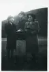 Birgit, Claes, Kickan vid gamla Uppsala, hösten 1942 (enligt text i album).