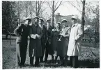 Ett sällskap som fått ruelse, 2/5 1943 i nykteristernas trädgård, proselyter? V-H. Gunnar Viberg, Sten Löfgren, Ture Enberg, Carl-Erik 
