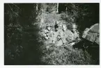 Före genombrottet. Vila på opl. (observationsplats) under Jämtlandsmanövern 1943 (enligt text i album).