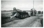 Pansarvapnet 1943 (enligt text i album). Text baksida kort: 1943 (?). Stridsvagn som kört ner i ett dike.