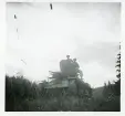 Svensk stridsvagn med två soldater på tornet.