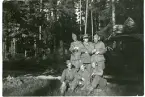 Chefen, adjutanten m. fl. 1943 (enligt text i album). Text baksida kort: Chefen Kjellbom, Ingeniör Källström, Adj. stj. Boberg, 2957 Gustafsson, (?), Göransson, (?).