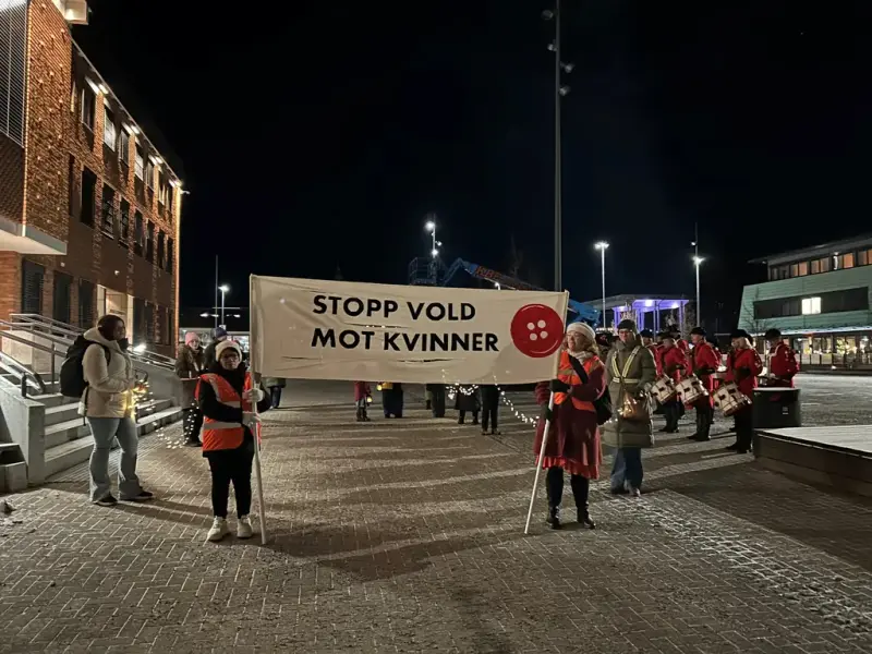 Tog med hovedparolen Stopp vold mot kvinner