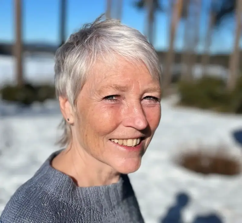 Portrett av kvinne i skog med snø
