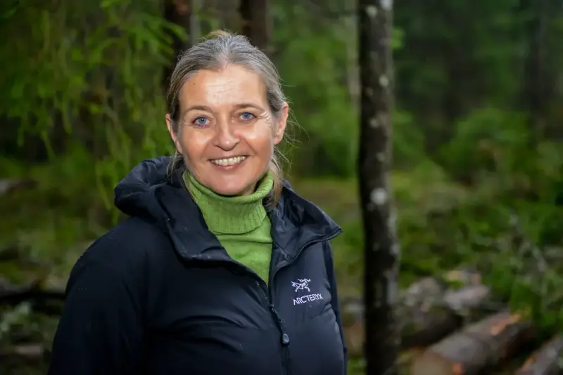 Portrett av kvinne i skog