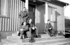 I väntan på maten. Stående Gerde, därefter Boström, Erik Persson och Friberg.
