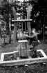 Erik Persson, A6 spexar vid skulptur.