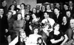 Sagas 40-årsdag. 
Bakre raden fr.v: Gerde, Wille Wide, Gösta Gustavsson, Gunnar G Berlin.
3.e raden fr.v: Ulla-Greta.
2:a raden fr.v: Astrid Wide, Erik Persson, Clary Nyqvist, Börje P, Saga och make Nisse, Elvi O,  Inez L och okänd.
1:a raden fr.v: Bertil, Maj Annborg Tolström, Greta och Einar W.
Flickan Maud Assarsson.