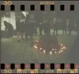 Tända ljus vid högtidlighållandet av årsdagen för mordet på Olof Palme.