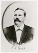 Johan Axel Dahl, kronolänsman i Konga härads fögderi, 1896.
Bröstbild, halvprofil. Ateljéfoto.
Jfr PMV0050.