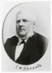 Johan Magnus Wilhelm Eksandh, länsman för Allbo härad, 1896.
Bosatt i Slätthög.
Bröstbild, halvprofil. Ateljéfoto.
Jfr PMV0050.