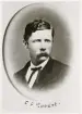 Kronolänsman Frithiof Ferdinand Robèrt, Allbo härads fögderi, 1896.
Bosatt i Älmhult, Stenbrohults sn.
Bröstbild, halvprofil. Ateljéfoto.
Jfr PMV0050.
