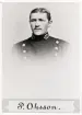 Per Ohlsson, poliskonstapel m.m. i Alvesta från 1/10 1904. Kom då från Växjö, där han började sin polisbana 1901.
Bröstbild, halvprofil. Ateljéfoto.
Jfr PMV0001.