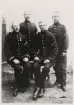 Blivande fjärdingsman Axel Spång t.h. , avfotograferad tillsammans med några andra korpraler på Kronobergshed, ca 1890. 
Helfigur. Ateljéfoto.