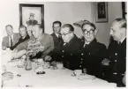 Välkomstkaffe för kommissarie Sandell på polisstationen i Växjö, 11/6 1957.
Fr.v.: Olle Ringius, Sven-Olof Fredriksson, Yngve Cronstam, Sven Tegheim, Göran Gustavsson, kommissarie Sture Sandell, Erik Sandelius och Eric Hasselgren.