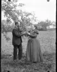 Fotografi i serie för identifiering av motiv ur A C Hultgrens fotosamling.

Kommentar:
För samma par se H2318.