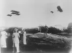 Flygtävlingar i Stockholm. Cederströms Nordstjärnan och Cosics biplan.