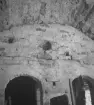 Byggnad.
5 september 1941. 
Vallerstakällaren eller Balldurskällaren, fogdekällaren, jordkällare med anor från 1500-talet. 
Den uppfördes troligen mellan åren 15771599 av Västra Närkes fogde Bengt Birgersson. Fogden förvarade i källaren livsmedel som drivits in som skatt. Källaren är indelad i tre rum med runda takvalv och saknar belysning.
Vallersta by fick sitt nuvarande namn under 1800-talet. Byn hette förut Baldestadh och senare Ballerstad.