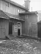 In på gården till Hunnebergsgatan 5 i Linköping. Huset har för övrigt bevarats och ingår i de så kallade Hantverksgårdarna utmed gatan.