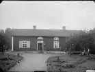 Fotografi i serie för identifiering av motiv ur A C Hultgrens fotosamling.

Kommentar:
Bank- och poststation.