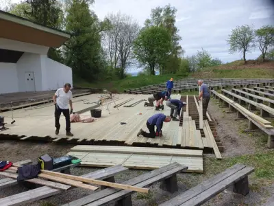 Medlemmer av Domkirkeoddens venner legger nye planker på danseplattingen mellom Utescena på Domkirkeodden og bankene som danner amfiet rundt.