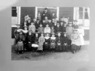 Vid NTO lokalen omkring 1908. Barntemplet 43  Majrosen, som bildades 1902. 
Längst bak: Viktor Jansson, ledaren L. P. Boberg och Fredrik Nordahl. 
Från vänster: ledaren Johanna (Hanna) Östlund, Edvard Norlund, Robert Lundell, Erik Molin, Edvin Eriksson, Herman Jansson, Albert Pettersson, Erik A. Eriksson, Axel Olsson, Karl O. Pettersson.
Nästa rad: Oskar Eriksson, Nils Åslund, Gustav Östlund, Johannes Nordahl, Karl Lundell, Snarf Albert, Bengts Karl Persson, Axel Westling, Märta Sandström, Selma Nordahl, Mia Östlund.
Nästa rad: Johanna Eriksson, Mina Eriksson, Signe Hellström, okänd, Svea Östlund, Elin Nordanberg, Fia Eriksson, Edit Hellström, Maria Bergqvist, Snarf Emma, Anna Nordahl.