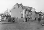 Hunnebergsgatan 11 i Linköping avslutade gatans norra husrad mot Östgötagatan. Fotoåret 1937 eller möjligtvis 1938 var tobakshandlare Otto Andersson avliden men hans rörelse drevs vidare. Den jämnårige skomakare Herman Nilson var dock ännu i livet och drev sin verkstad på gården. Fastigheten revs i början av 1950-talet.