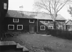 In på gården till Hunnebergsgatan 21 i Linköping. Fastigheten tillhörde från år 1812 den så kallade Mörnerska stiftelsen för nödställda och husvilla kvinnor.