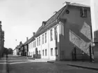 Utmed Hunnebergsgatan i Linköping med kosan styrd mot väst. Närmast Hunnebergsgatan 17. Foto 1937 eller möjligtvis 1938.