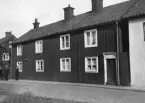 Fastigheten Hunnebergsgatan 29 i Linköping. Länge typiskt för gatans karaktär. Foto 1937 eller möjligtvis 1938.