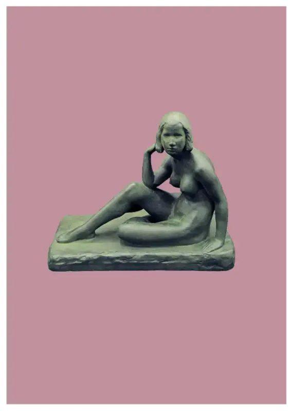 Grön skulptur av sittande naken kvinna mot rosa bakgrund