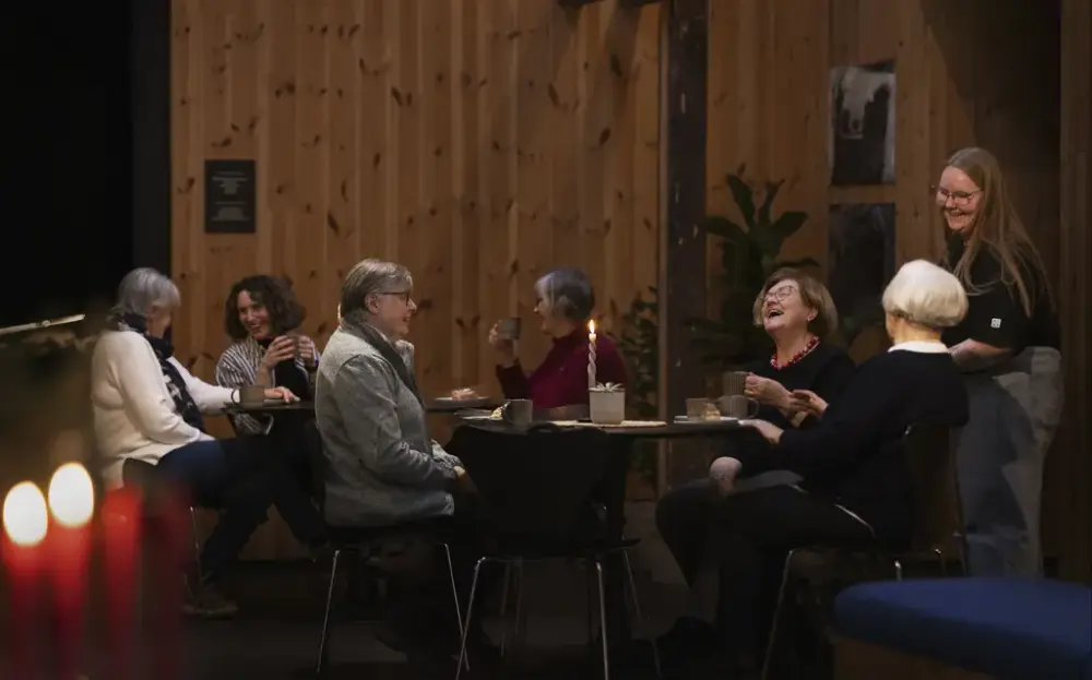 Gode samtaler rundt kafebord