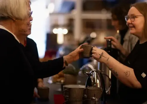 Servering av kaffe i museumskafeen