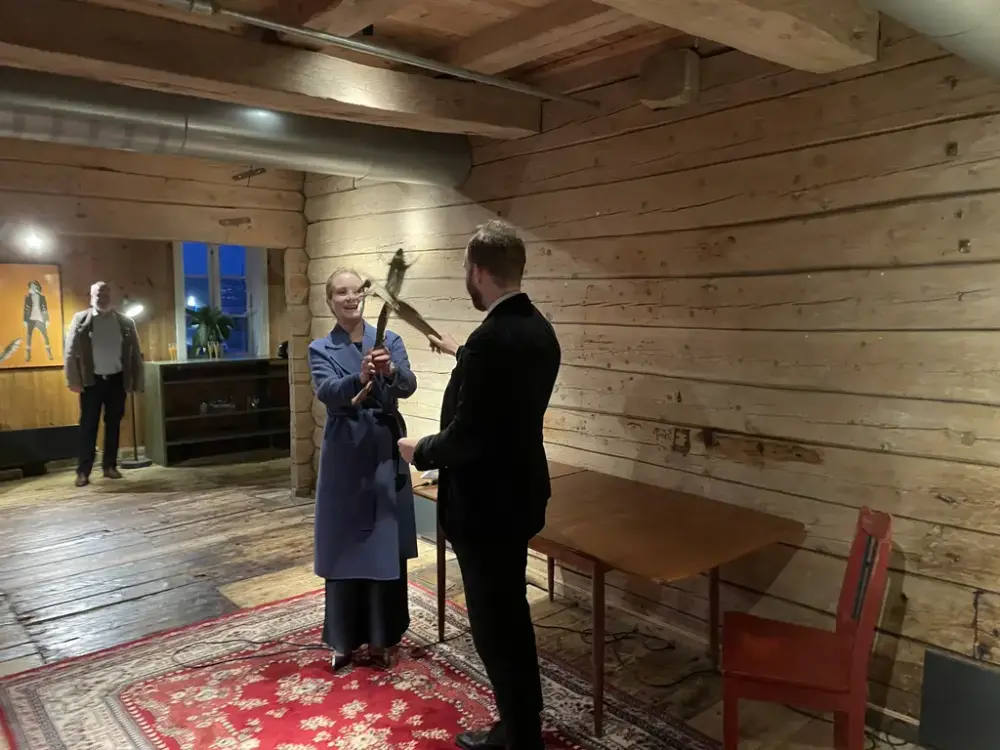 Byråd Reidar Digranes og Riksantikvar Heidi Geiran krysser to tørrfisk og markerer åpningen av tørrfiskutstillingen på Norges Fiskerimuseum