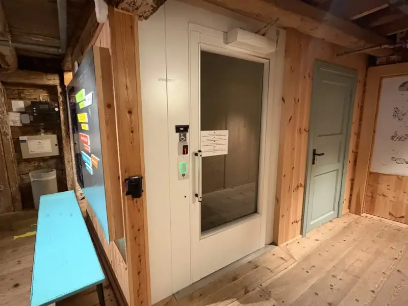 Bildet viser heisen i resepsjonen, som er for bevegelseshemmede, men ikke rullestoler over 500kg. 