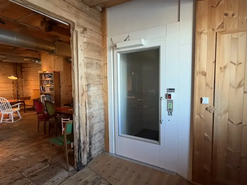 Her ser vi heisdøren i allerommet / loungen i andre etasje, som vi anbefaler å ta for å komme til havbyen i etasjen over