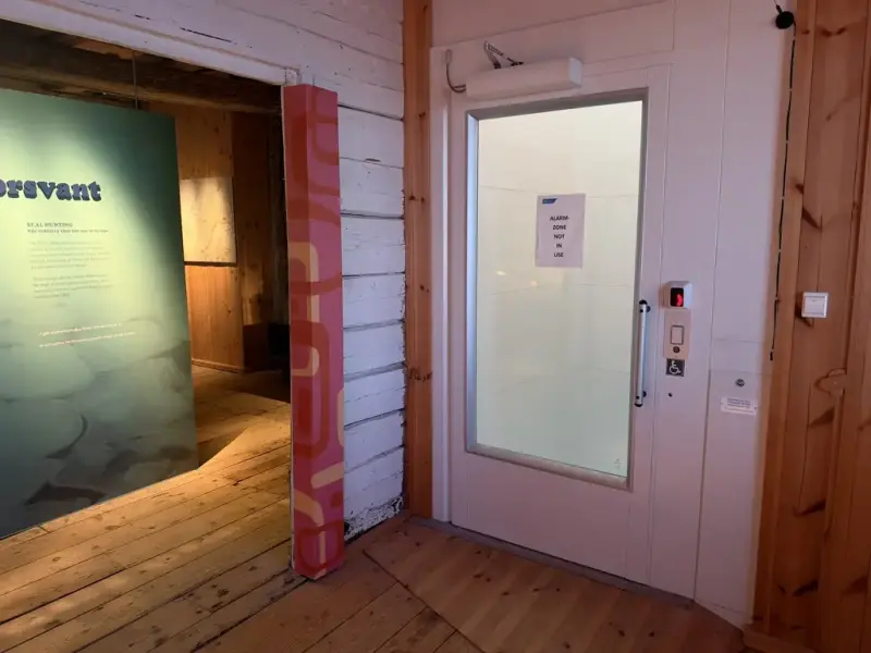 Bildet viser heisen som stopper ved utstillingen som selfangst