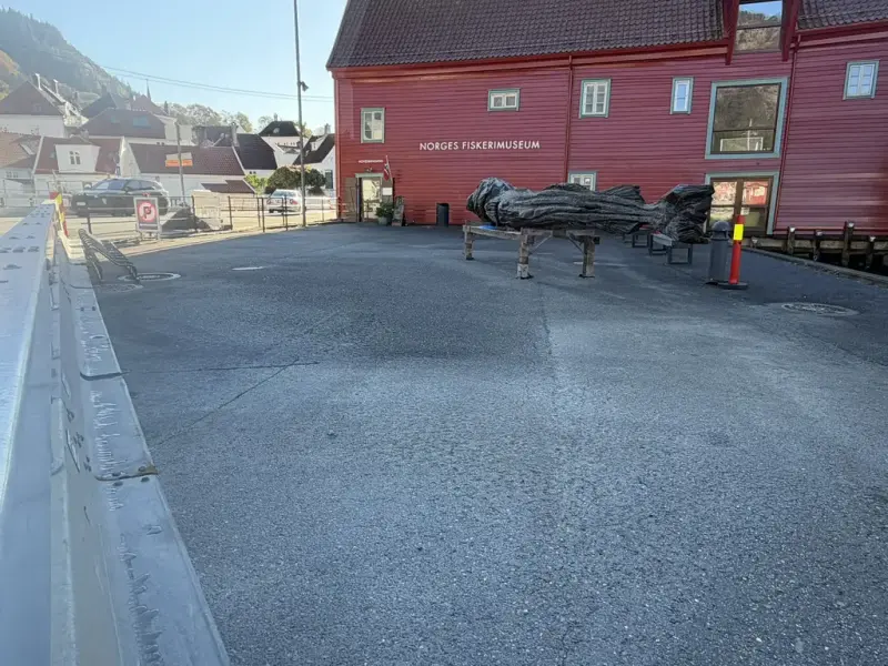 I bildet ser vi museet, men til venstre i bildet ser vi at innkjørsel er stengt med kraftige veisperrer i aluminium. 