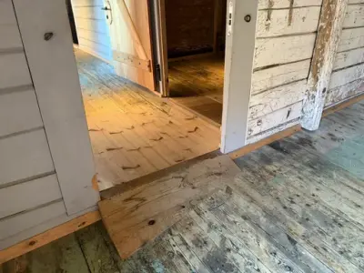På bildet ser vi den lille rampen som er laget for rullestoler fra Bødtkerrommet og ut i svalgangen utenfor