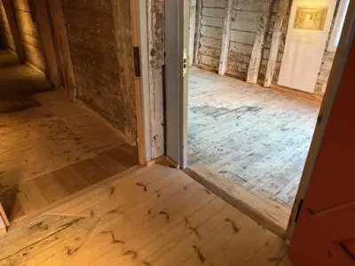 Bildet viser hvordan det er bygget små raper for å tilrettelegge for rullestol eller barnevogn inn til Bødtkerrommet.
