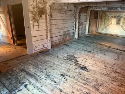 Bildet viser Bødtkerrommet, hvor en tydelig ser at gulvet er sjevt. Det er det viktig å huske når en besøker museet. 