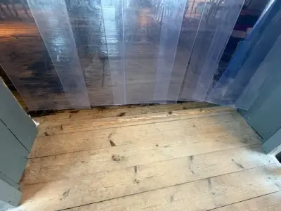 Vi ser døråpningen til loungen, hvor det er en dørstokk en må over for å komme inn. 